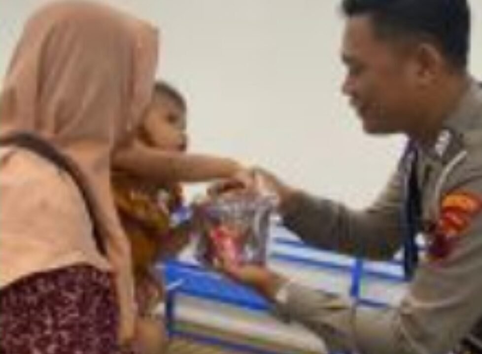 Polantas Menyapa: Duta Pelayanan BPKB Berbagi Snack kepada Anak-Anak, Wujud Pelayanan Humanis dan Apresiasi Wajib Pajak Tertib