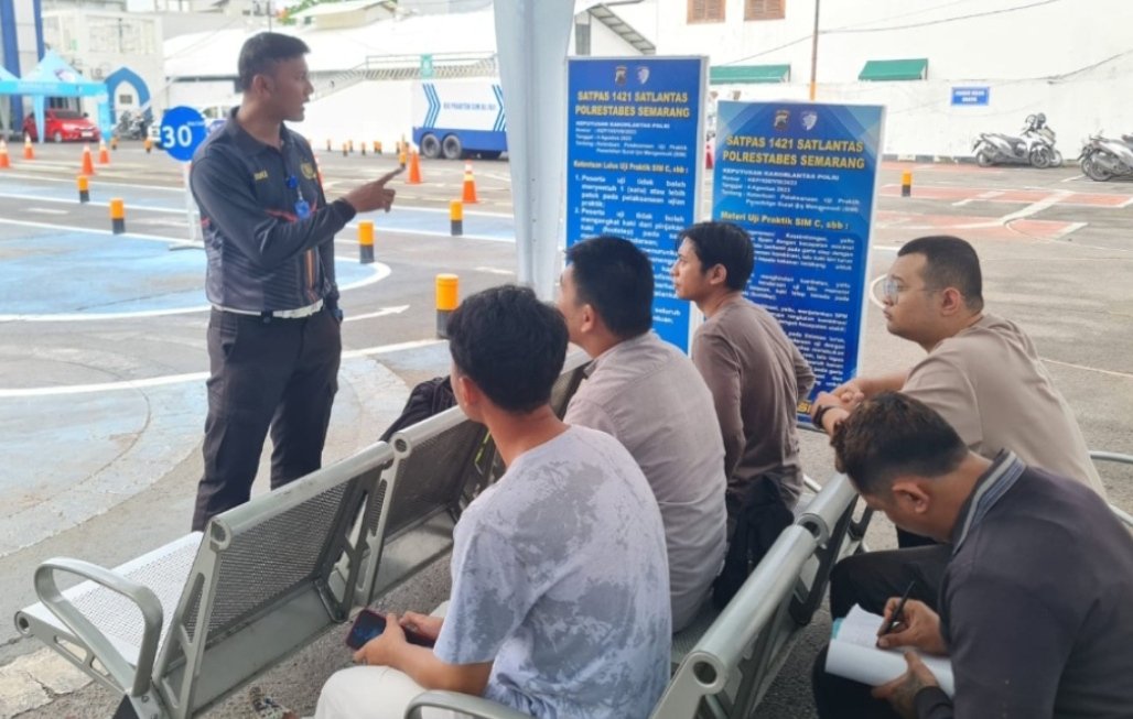 Polantas Menyapa: Petugas Berikan Arahan Teknis dan Penilaian Praktik Kendaraan Roda Dua