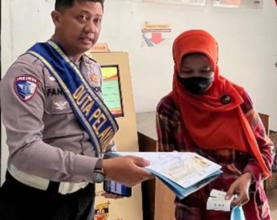 Polantas Menyapa: Edukasi Layanan BPKB, Duta Pelayanan BPKB Semarang Dampingi Warga Pahami Prosedur